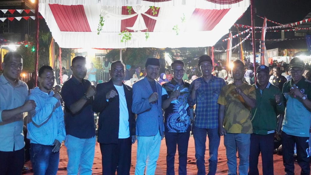DUKUNGAN: Pasangan Safaruddin Dt Bandaro Rajo-Darman Sahladi, dideklarasikan dan diperkenalkan di hadapan ribuan masyarakat, Minggu (18/8) lalu. (DOKUMEN PRIBADI)