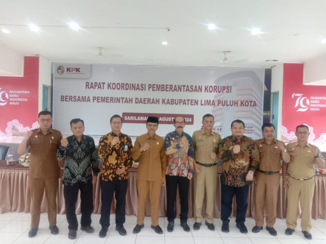 SEPAKAT DAN ANTISIPASI: Foto bersama usai Rakor Pemberantasan Korupsi oleh KPK RI di Kabupaten Limapuluh Kota, kemarin (20/8). (PEMKAB LIMAPULUH KOTA UNTUK PADEK)