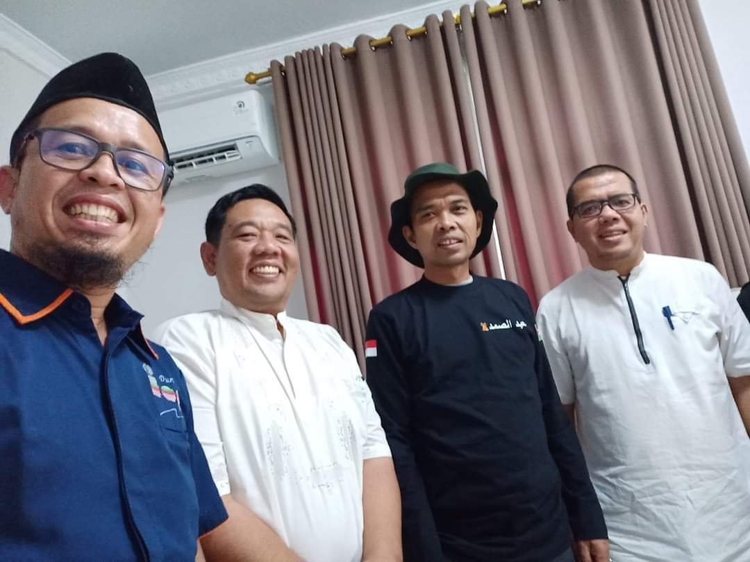Kepala Pusat Penelitian dan Pengabdian kepada Masyarakat Politeknik Negeri Padang, Dr Yuhefizar (kanan) bersama Ustad Abdul Somad, Pembina Ponpes Nurul Azhar. (Foto: IST)