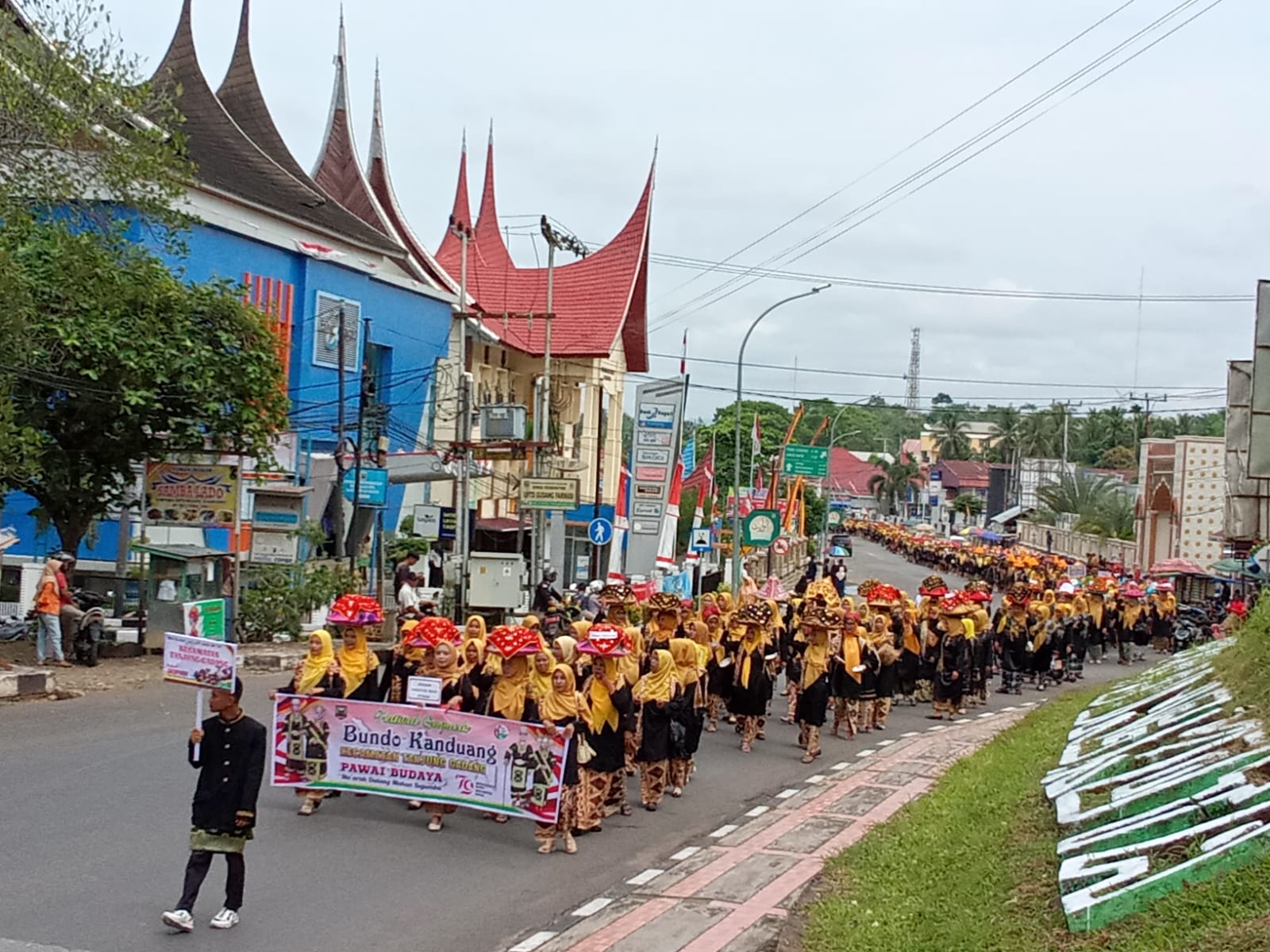 Bundo Kanduang Sijunjung Ikuti Pawai Budaya, Selasa (21/8). (Anton/Padek)