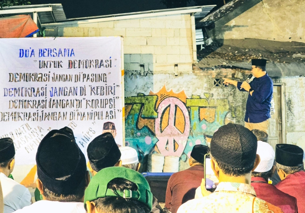 Anies Baswedan menghadiri acara doa bersama dengan warga Kampung Susun Kunir, Kampung Muka, dan Kampung Balokan, Jakarta, Rabu malam (21/8/2024). (Foto: X @aniesbaswedan)