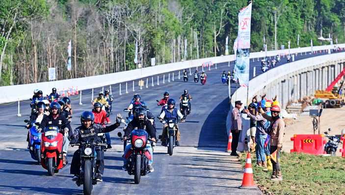 Presiden Jokowi saat melintas di jalan tol IKN di Kaltim, Minggu (28/7). Proyek ini menggunakan FABA sebagai campuran bahan konstruksi. (Foto: BPMI Setpres/Rusman)
