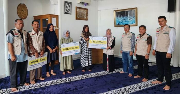 YBM PLN UP3 Padang salurkan bantuan kepada 11 mustahik yang tersebar di Kota Padang.