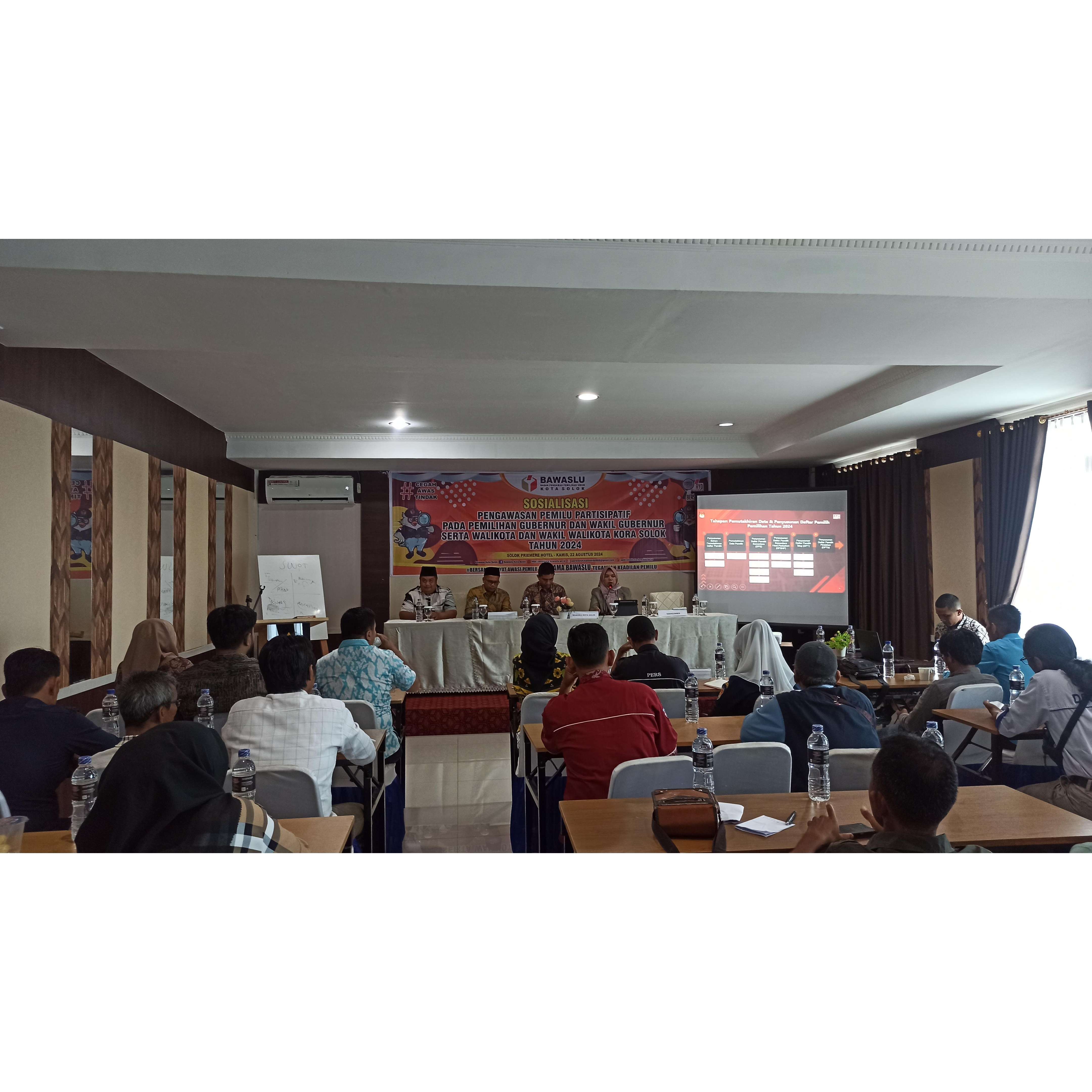 PENGUATAN PENGAWASAN: Suasana sosialisasi pengawasan pemilu partisipatif pada pemilihan wali kota dan wakil wali Kota Solok tahun 2024, Kamis (22/8) di Solok Premiere Hotel. (FRIKEL/PADEK)
