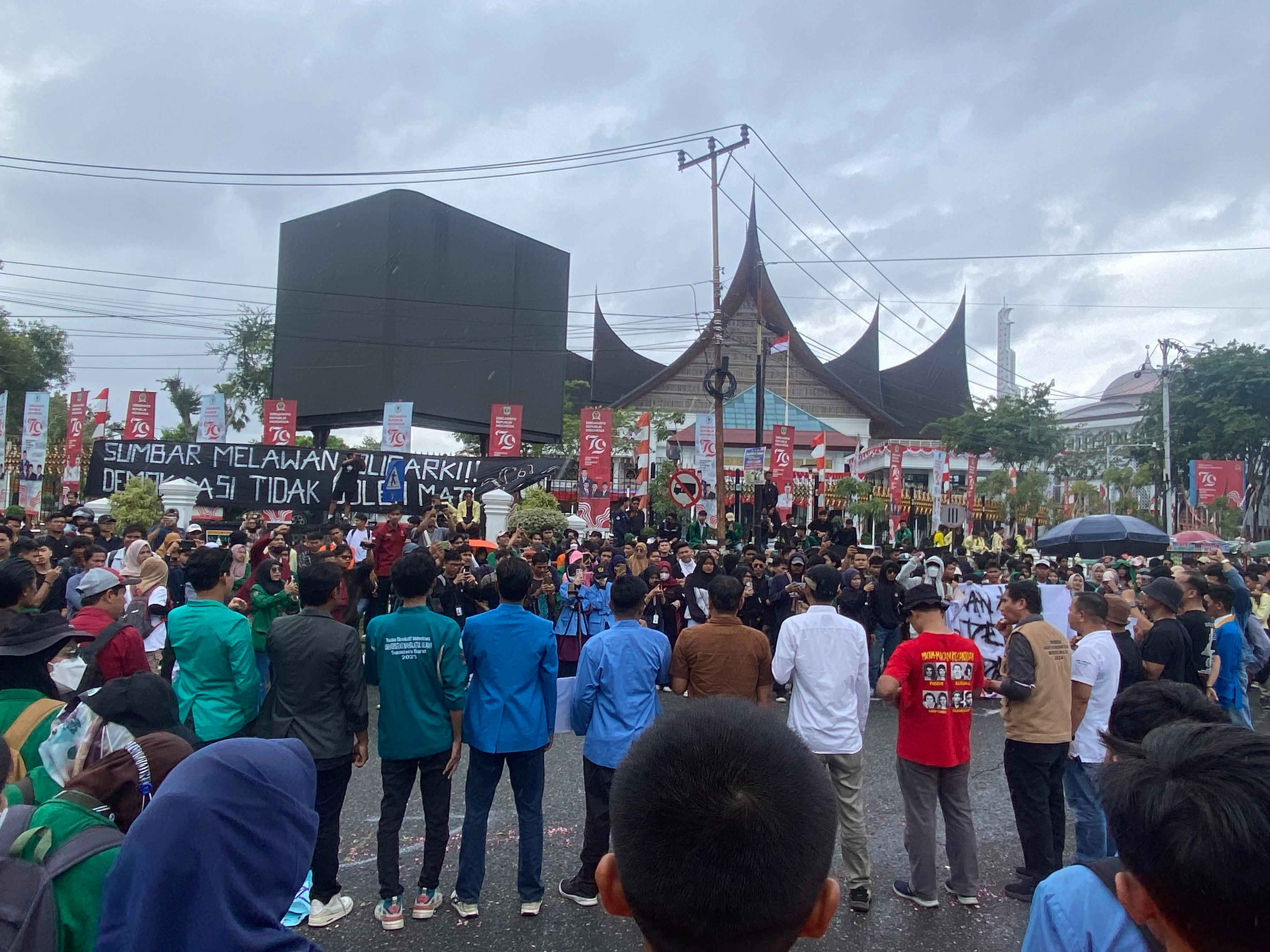 GELOMBANG PERLAWANAN: Koalisi Masyarakat Sipil Sumbar menyampaikan aspirasi di Gedung DPRD Sumbar kemarin.  Menolak upaya DPR mengakali putusan MK dengan melakukan revisi UU Pilkada. (SY RIDWAN/PADEK)
