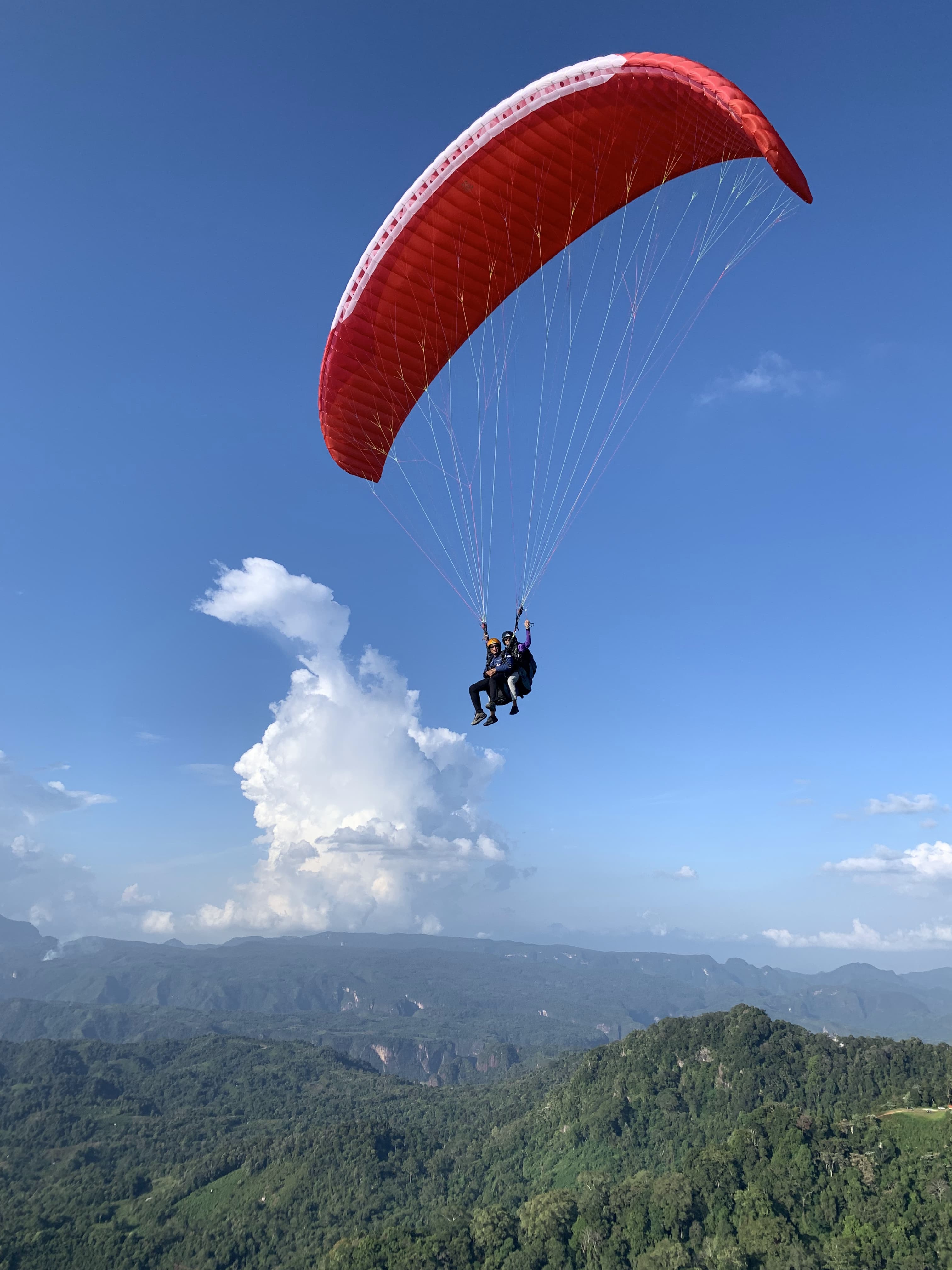 ATLET Paralayang ketika berada di ketinggian di kawasan puncak Gunung Bungsu di Nagari Taeh Bukik. ( FEBRI FOR PADEK)