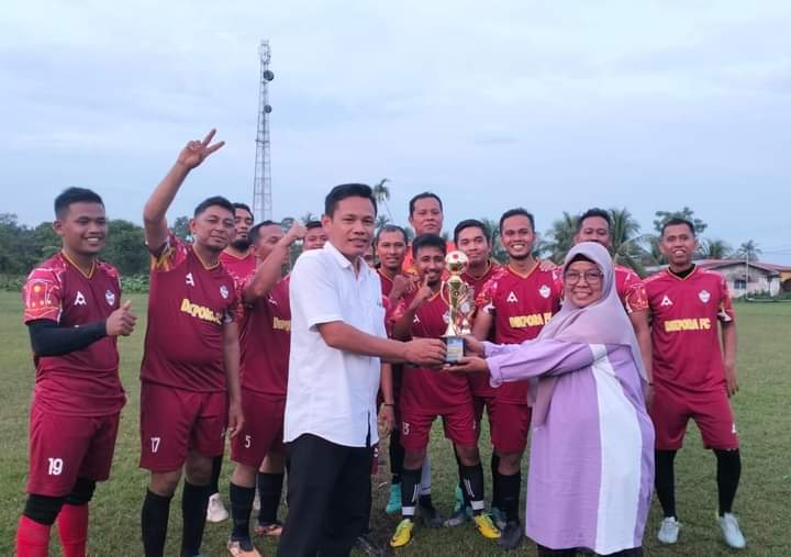 APRESIASI: Penyerahan piala kepada klub pemenang Turnamen Sepakbola Piala Ketua PGRI Kecamatan Pariaman Tengah, kemarin. (NIA/PADEK)
