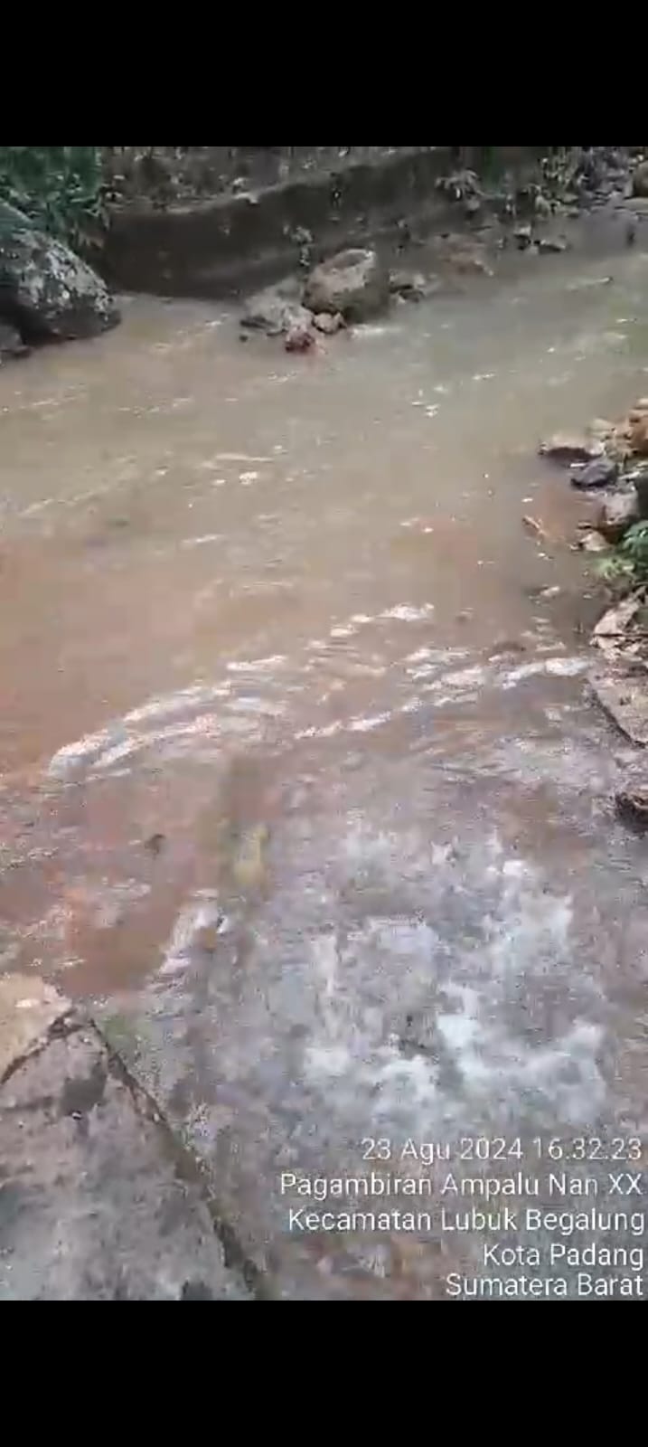 Air sungai Pegambiran yang merupakan sumber air baku Perumda AM Padang untuk IPA Pegambiran keruh karena hujan Jumat (23/8) sehingga IPA di-off-kan sementara.