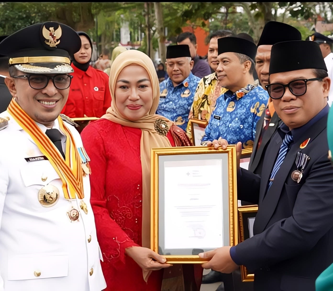 REWARD: Penulis menerima penghargaan dari PMI yang diserahkan oleh Lise Eka Putra didampingi oleh Bupati Tanahdatar, Eka Putra. (TIM LAMAN GURU)