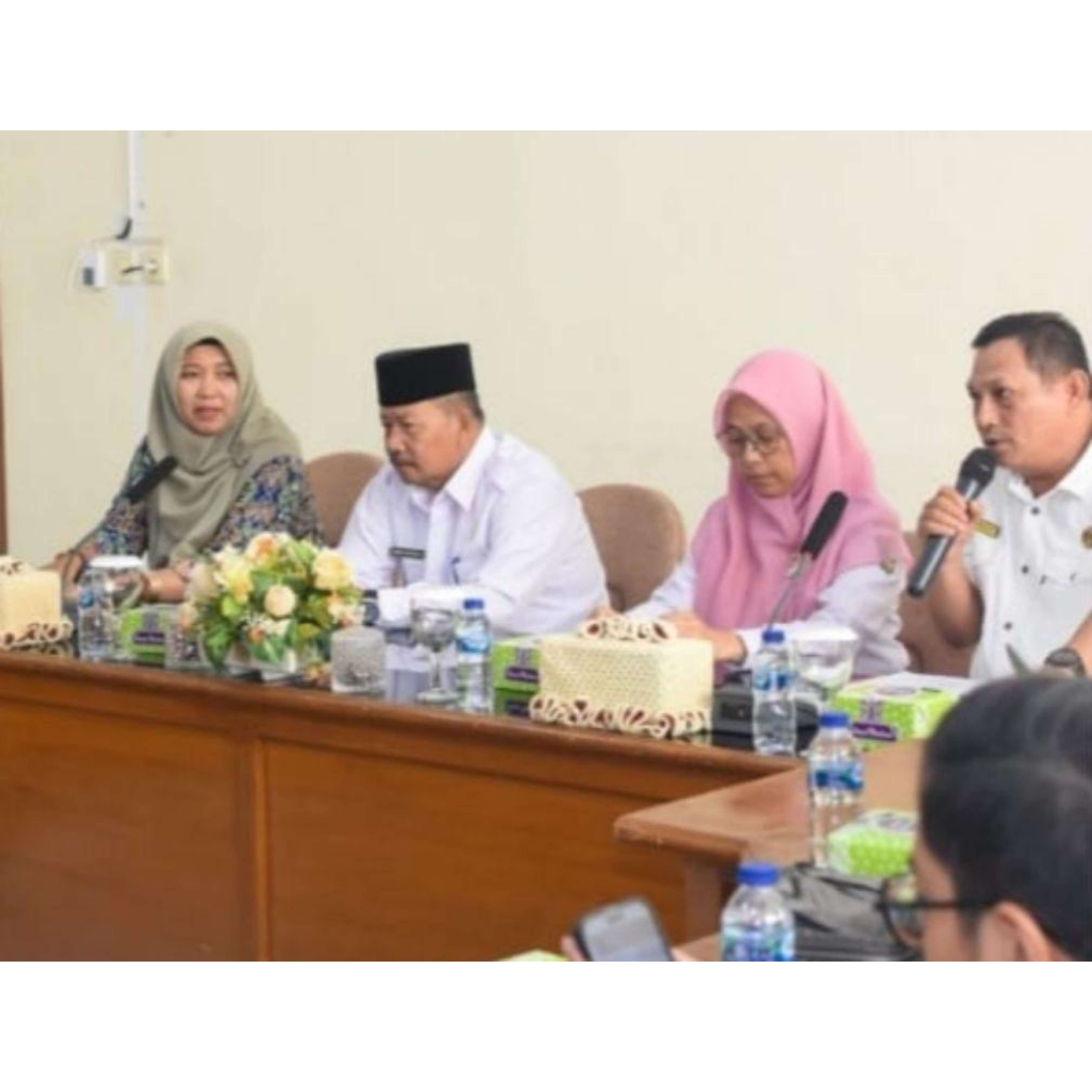 PERMANEN: Rapat persiapan pembangunan huntap pascabencana banjir bandang lahar dingin untuk relokasi kolektif di Mes Pemkab Agam Belakangbalok Bukittinggi, Rabu (21/8). (PEMKAB AGAM FOR PADEK)