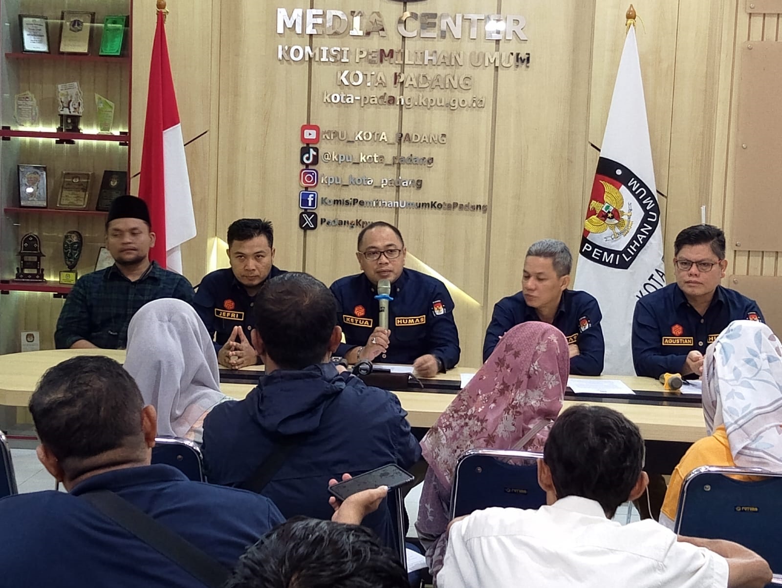 Ketua KPU Padang Dorri Putra memberikan keterangan pers terkait penerimaan pendaftaran pasangan Cawako dan Cawawako di Kantor KPU setempat.