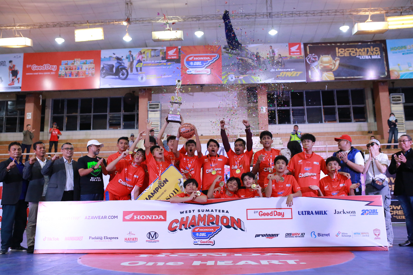 Tim Basket Putra SMA Don Bosco Padang jadi Champion Honda DBL with Kopi Good Day West Sumatera.