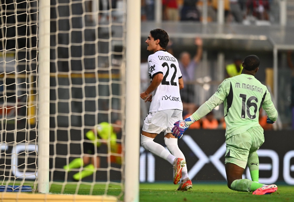 Selebrasi Matteo Cancellieri usai mencetak gol dan memastikan kemenangan 2-1 Parma atas AC Milan. (Foto: X @1913parmacalcio)