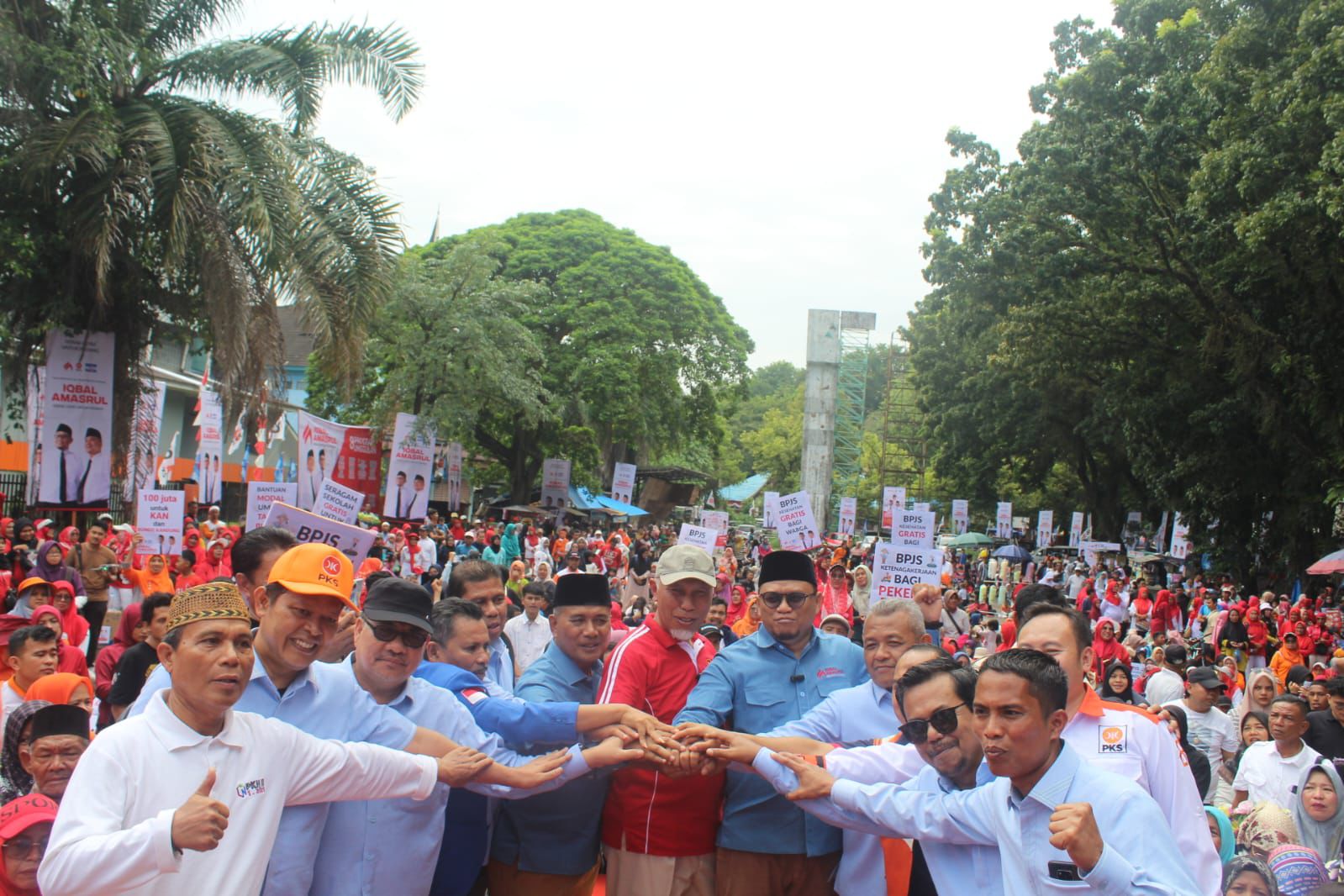 Iqbal - Amasrul dan ribuan massa pendukung (foto Silvina)