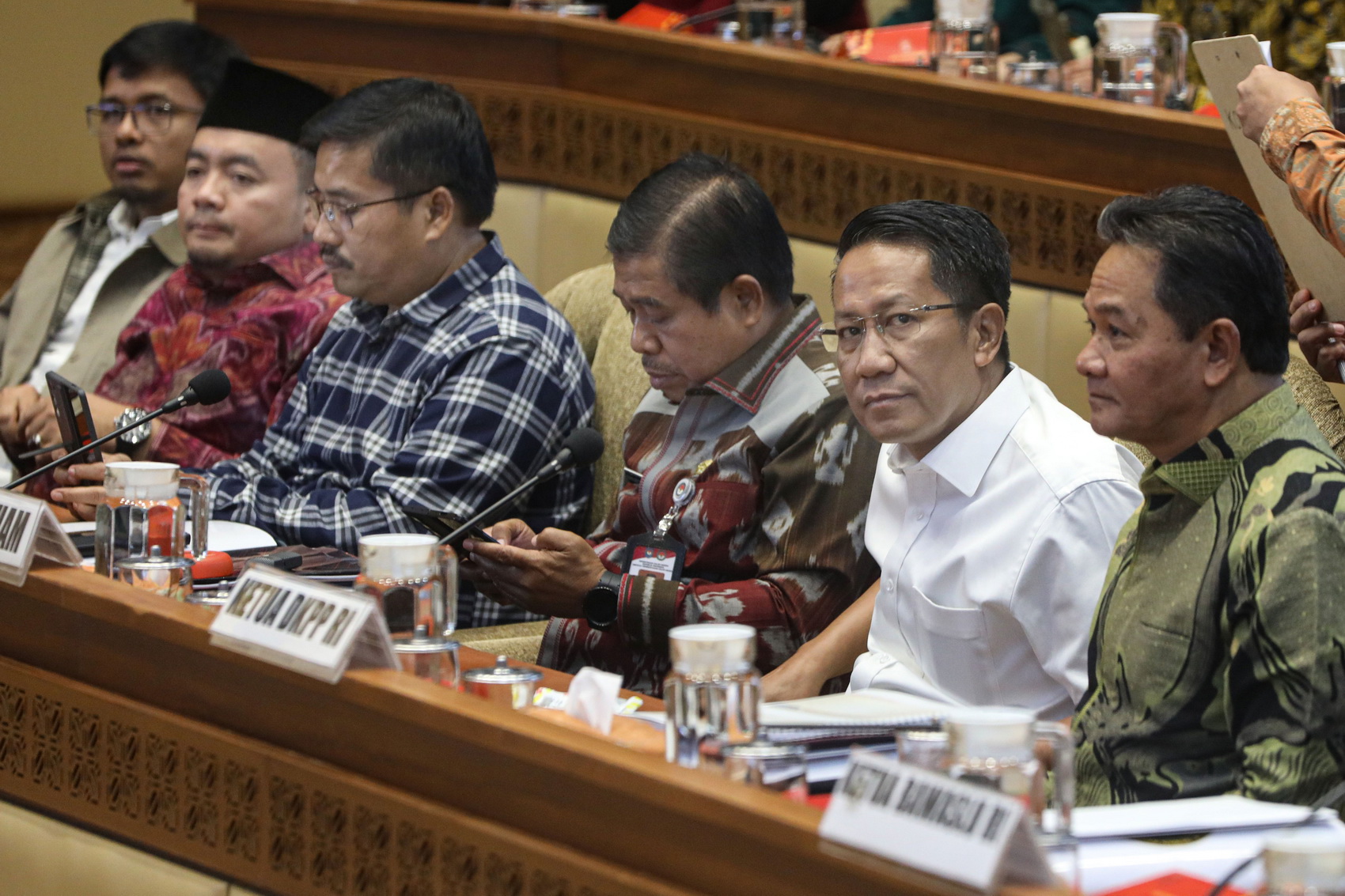 (dari kiri-kanan) Anggota KPU Idham Holik, Ketua KPU Mochammad Afifuddin, Plh Dirjen Polpum Kemendagri Togap Simangunsong, pejabat Kemendagri Suhajar Diantoro, Menteri Hukum dan HAM Supratman Andi Agtas, Ketua DKPP Heddy Lugito, mengikuti rapat dengar pen