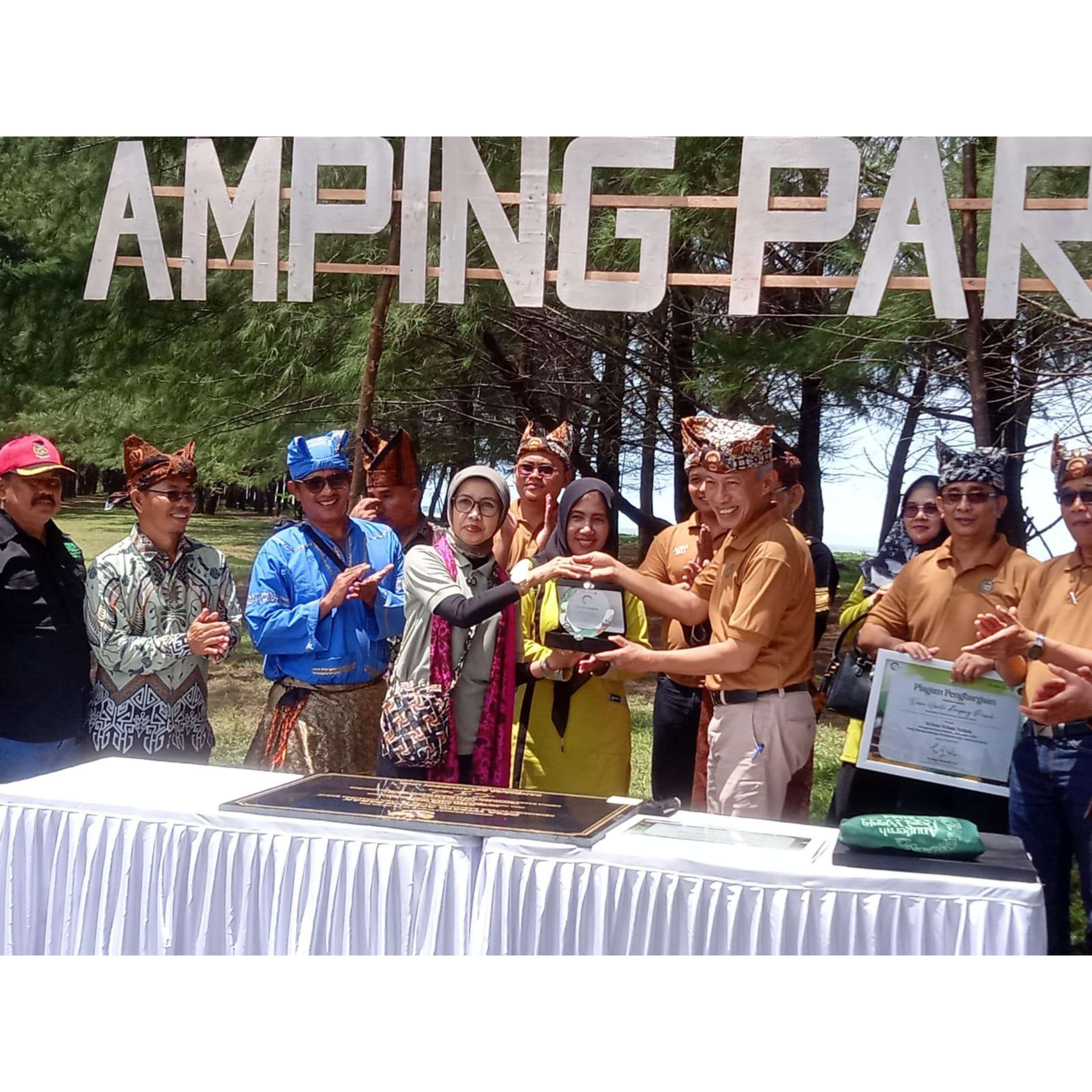 Direktur Infrastruktur Ekonomi Kreatif Kemenparekraf, Oneng Setya Harini, saat memberikan cinderamata kepada Sekkab Pessel, Mawardi Roska, Ketua TP PKK Pessel dan Ny Yusneti Rusma Yul Anwar. (dok yon)