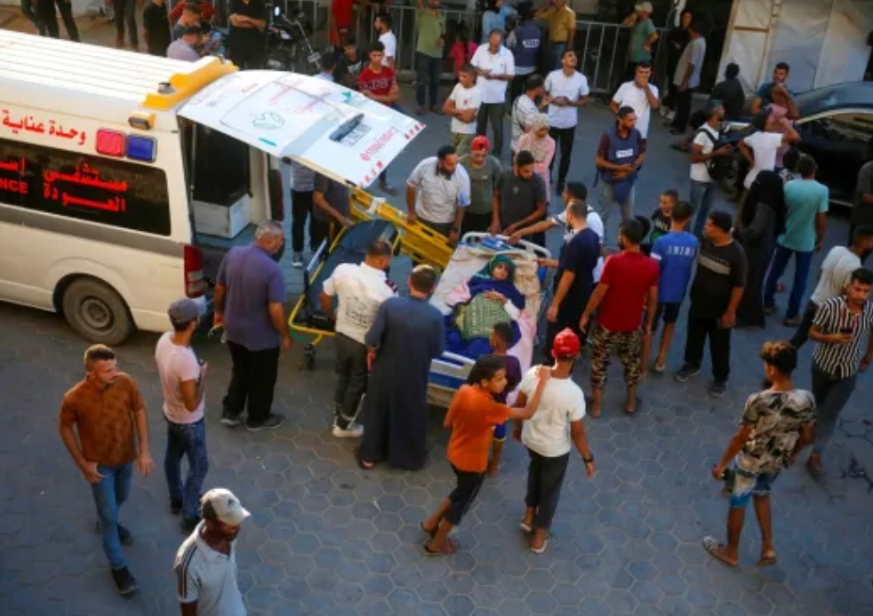 Warga Palestina mengevakuasi pasien dari Rumah Sakit Syuhada Al-Aqsa setelah tentara Israel memerintahkan evakuasi di wilayah timur Deir el-Balah, Gaza, Minggu (25/8/2024). (Foto: Ashraf Amra/Anadolu)