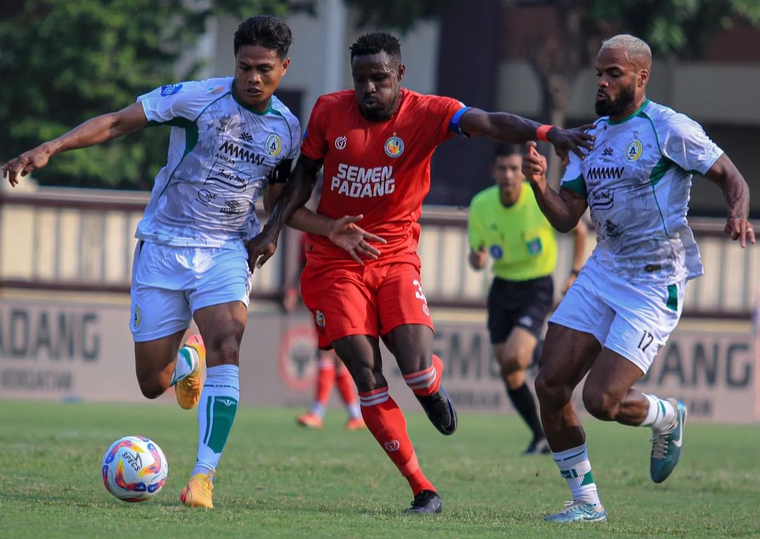 Ikechukwu Kenneth Ngwoke membawa Semen Padang FC meraih kemenangan 1-0 saat menjamu PSS Sleman, Senin sore (26/8/2024).(Foto: IG @semenpadangfcid)