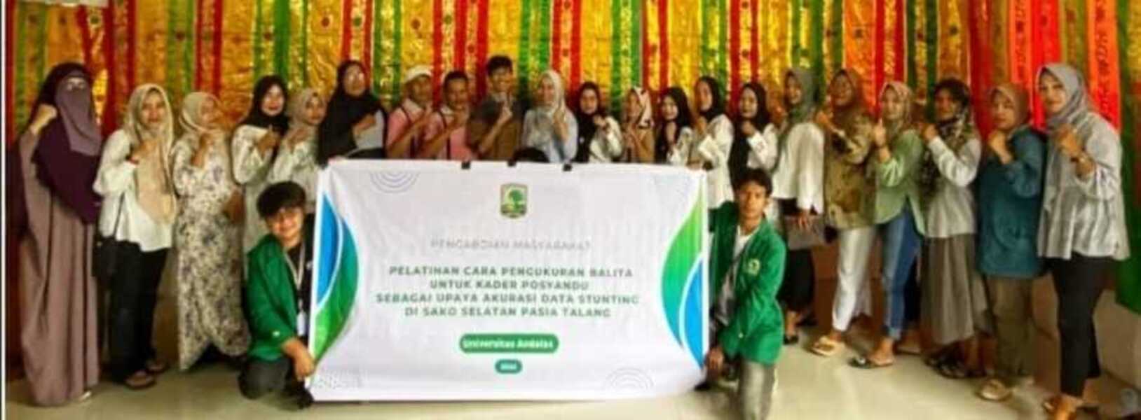 Tim Pengabdian Masyarakat Unand beranggotakan dosen dan mahasiswa bersama kader Posyandu di Nagari Sako Selatan Pasie Talang, Solsel, baru-baru ini.