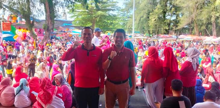 Relawan ABG mendeklarasikan dukungan mereka untuk pasangan Genius Umar- Muhamad Ridwan yang dikemas dalam kegiatan jalan santai, senam sehat di Pantai Gandoriah Pariaman, Minggu (25/8).
