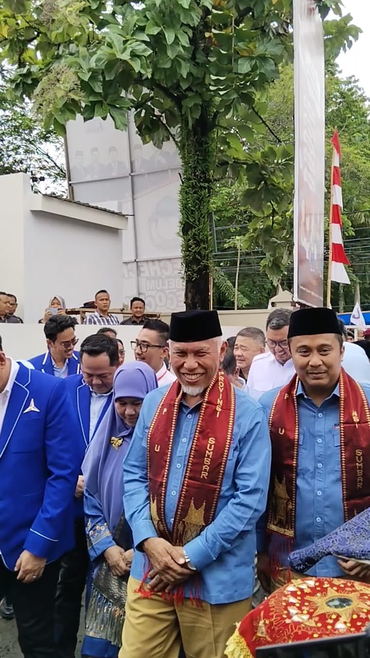 Paslon calon Gubernur Sumbar dan con Wakil Gubernur Sumbar Mahyeldi-Vasco saat tiba di Kantor KPU Sumbar, Selasa (27/8).
