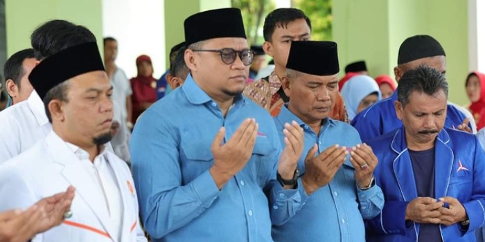 Paslon Wako dan Wawako Padang, Iqbal-Amasrul berdoa sebelum melangkahkan kaki ke KPU Padang, Selasa (27/8).