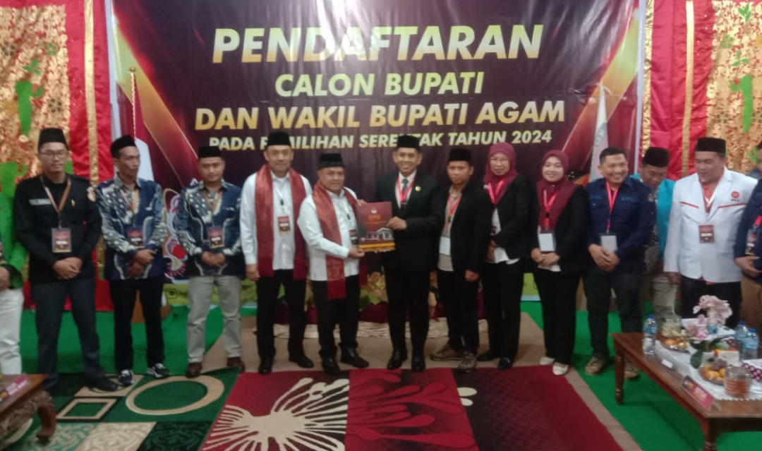 Pasangan calon bupati dan wakil bupati Benni Warlis dan M Iqbal mencatatkan diri sebagai kandidat pertama yang resmi mendaftar ke KPU Kabupaten Agam, Selasa (27/8). (Foto: Putra/Padek)
