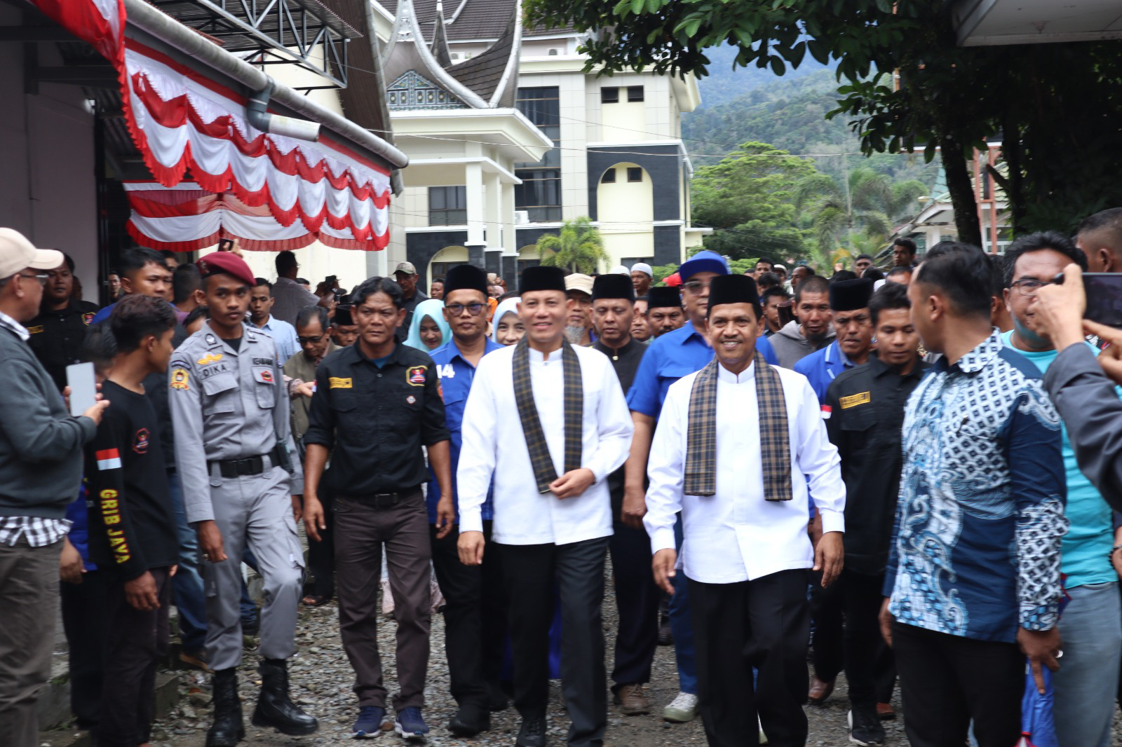 OPTIMIS: Bakal paslon bupati Pasaman Sabar AS-Sukardi diarak dari Masjid Agung Al Muttaqin menuju kantor KPU Pasaman untuk didaftarkan sebagai peserta Pilkada Pasaman 2024, kemarin. (DOK. TIM SASUAI)