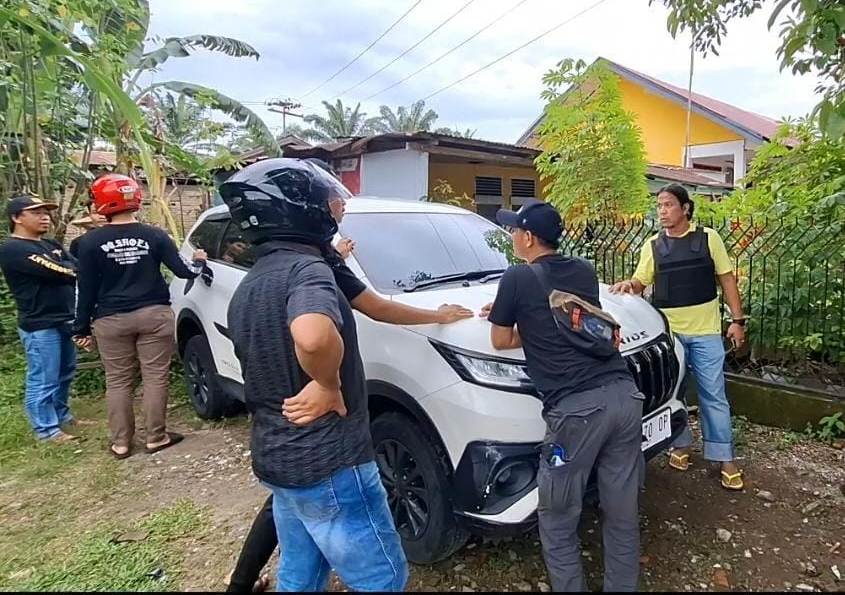 BARANG BUKTI: Mobil Daihatsu yang digunakan merampok mobil pengsian ATM BRI PT Bringin Gigantara diamankan Gagak Hitam Polres Padangpariaman dan Klewang Satreskrim Polresta Padang. (JEFRIMON/PADEK)