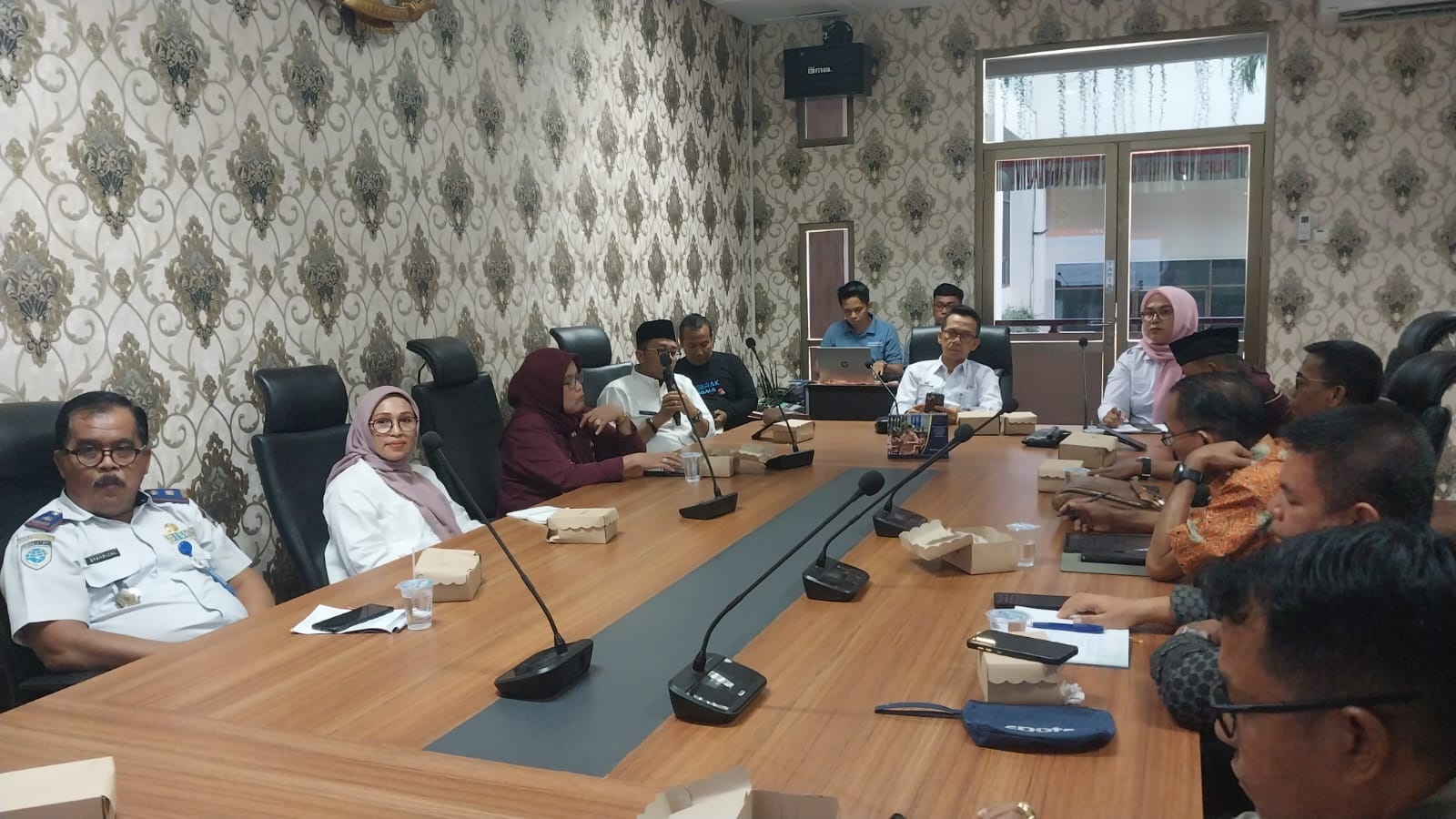 Asisten I Pemko Padang Edi Hasymi saat memimpin rapat persiapan FABN III Sumbar, Rabu (28/8).