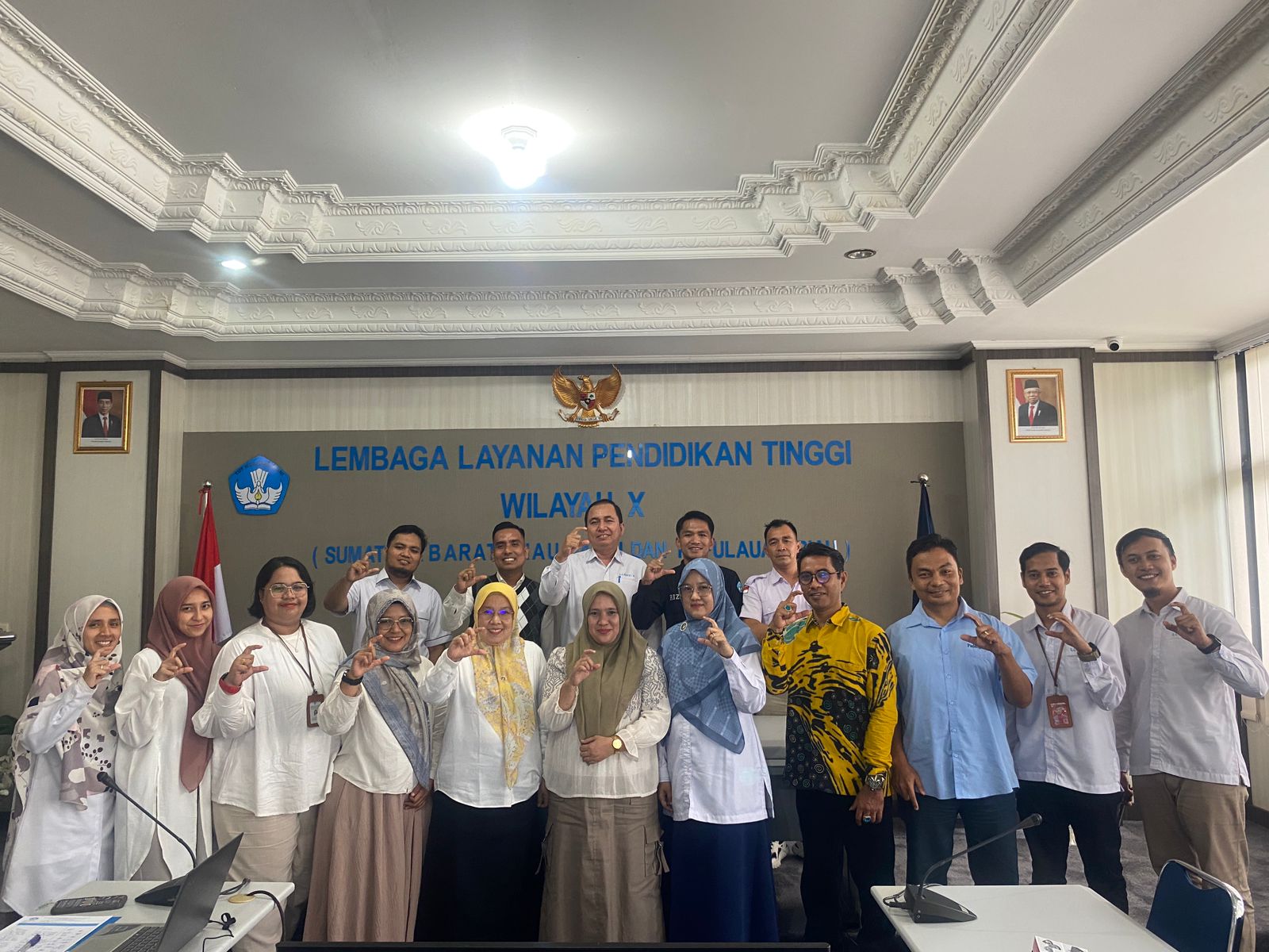 Foto Bersama Pimpinan dan Tim PPID LLDIKTI Wilayah X Dengan Narasumber