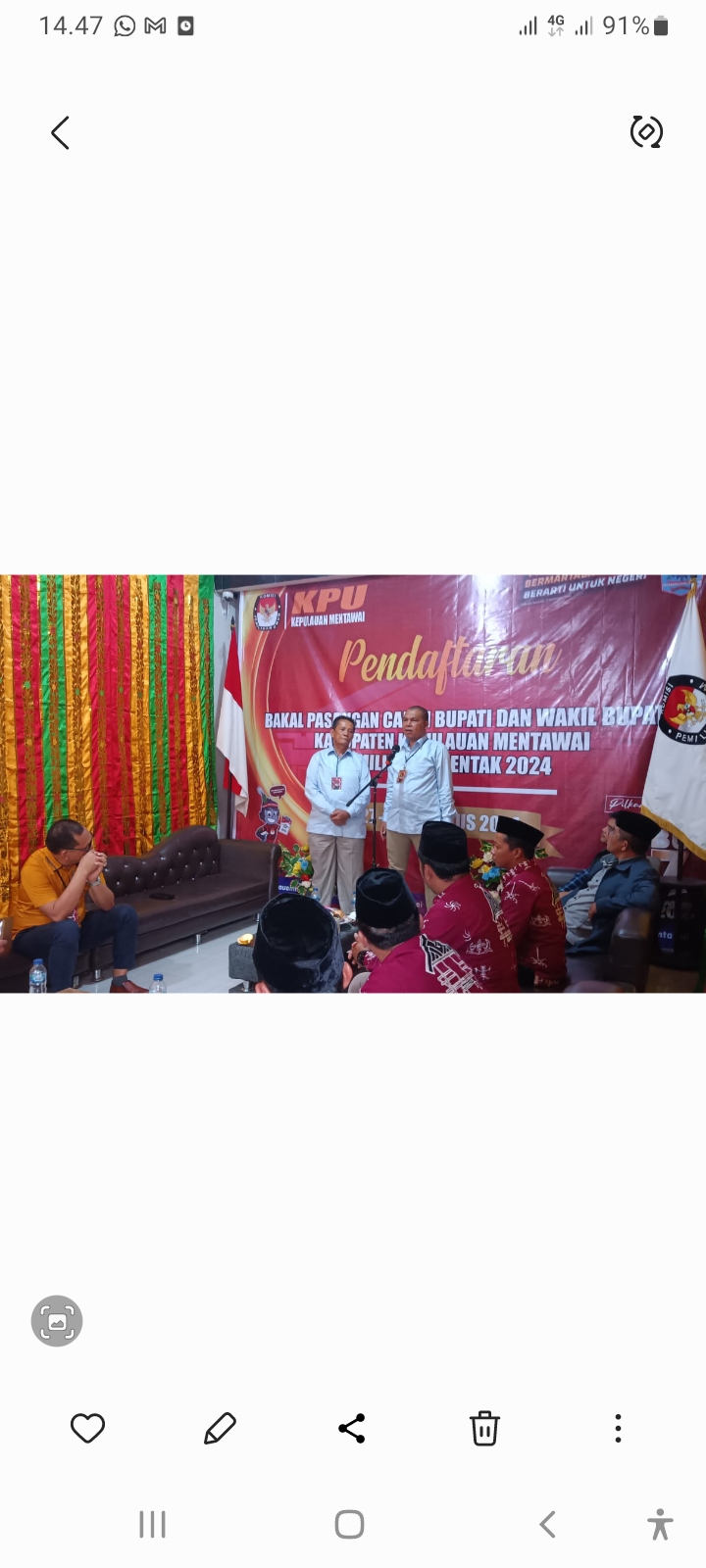 Paslon Bupati Mentawai Maru Saerejen-Binsar Saleleubaja mendaftar ke KPU Kabupaten Kepulauan Mentawai, Rabu (28/8).