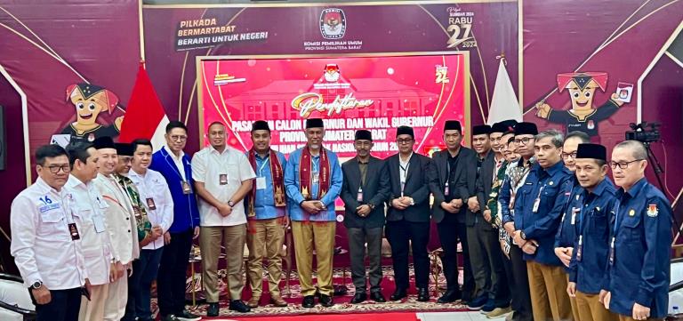 Mahyeldi dan Vasko saat pendaftaran calon gubernur di KPU Sumbar.