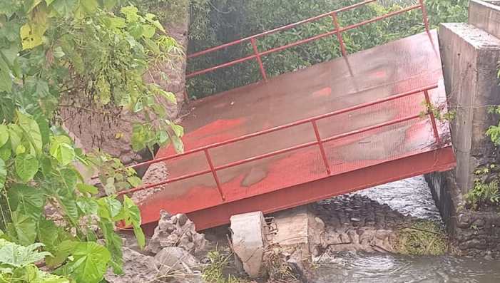 Kondisi jembatan penghubung Dusun Atas Desa Kampuang Apar dengan Desa Marunggi Kecamatan Pariaman Selatan.