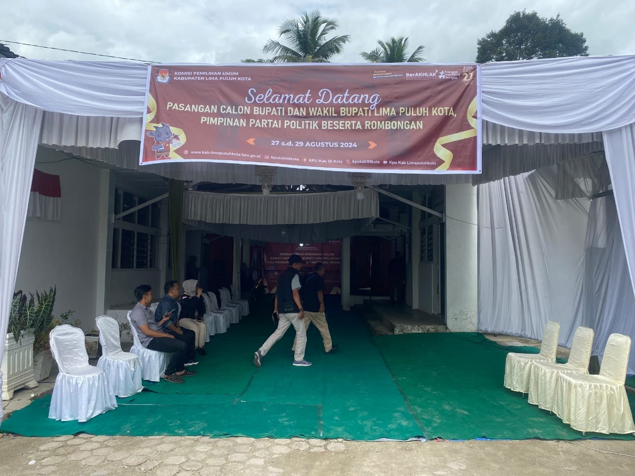 SEPI: Jajaran KPU Limapuluh Kota terlihat sedang piket di KPU setempat menunggu kedatangan paslon yang akan mendaftar, kemarin. (SY RIDWAN/PADEK)
