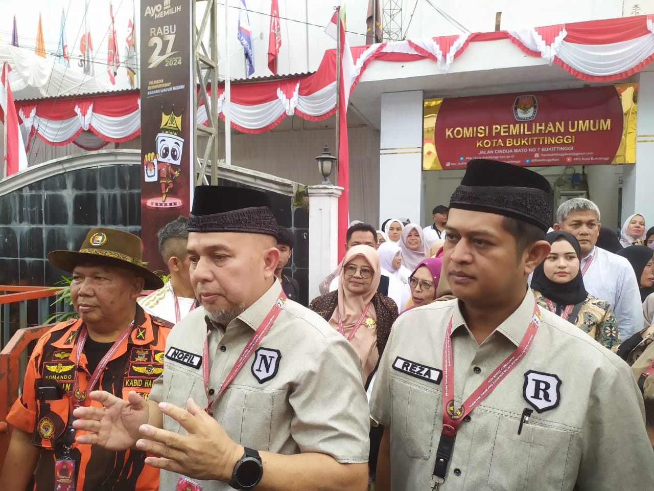INDEPENDEN: Nofil Anoverta dan Frisdoreja menjadi bakal pasangan calon pertama yang melakukan pendaftaran sebagai kandidat dalam Pilwako Bukittinggi 2024, kemarin (28/8). (RIAN AFDOL/PADANG EKSPRES)