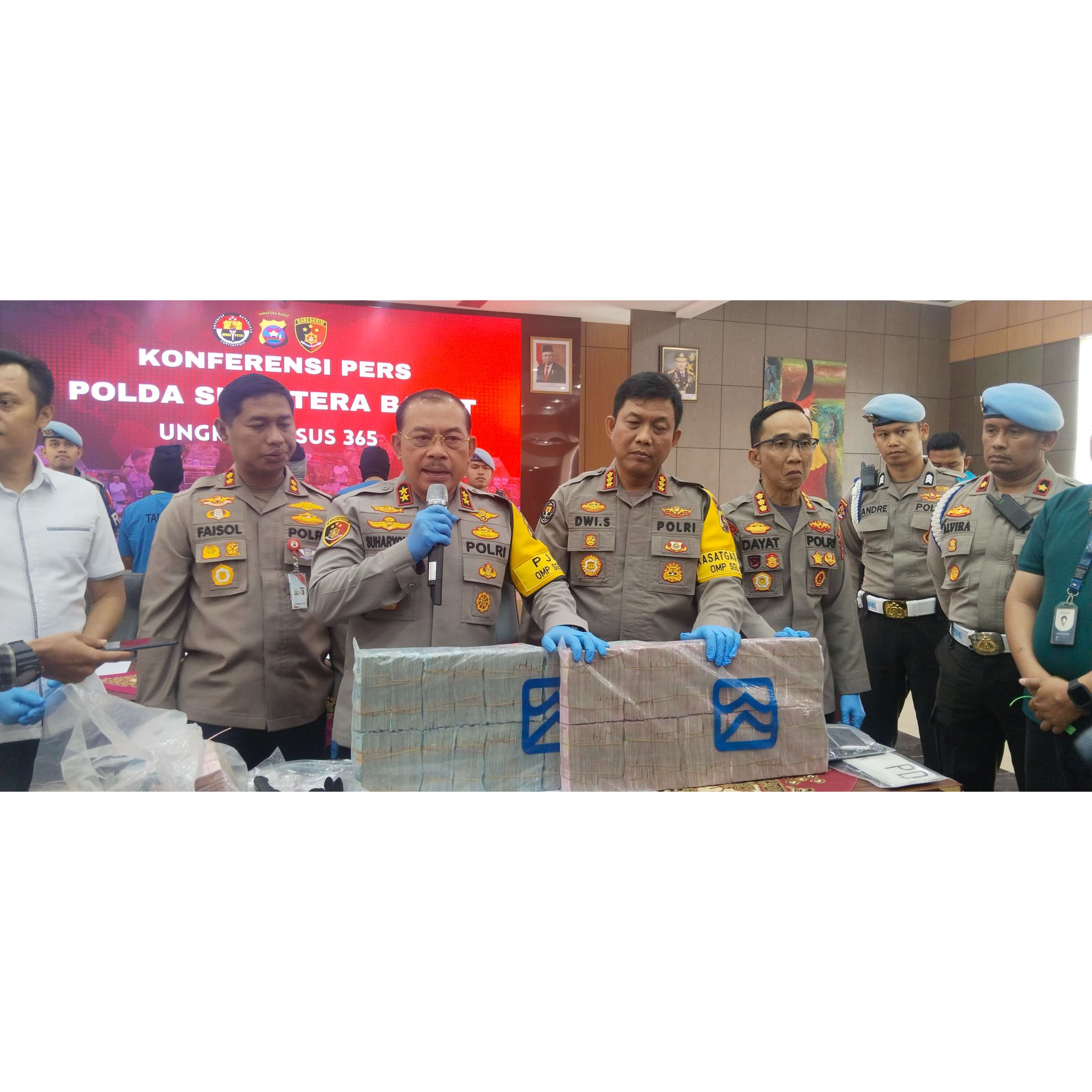 LAKUKAN PENDALAMAN: Kapolda Sumbar Irjen Pol Suharyono dalam jumpa pers penangkapan pelaku perampokan uang mobil pengisian ATM BRI milik PT Bringin Gigantara di Polda Sumbar, kemarin. (JEFRIMON/PADEK)