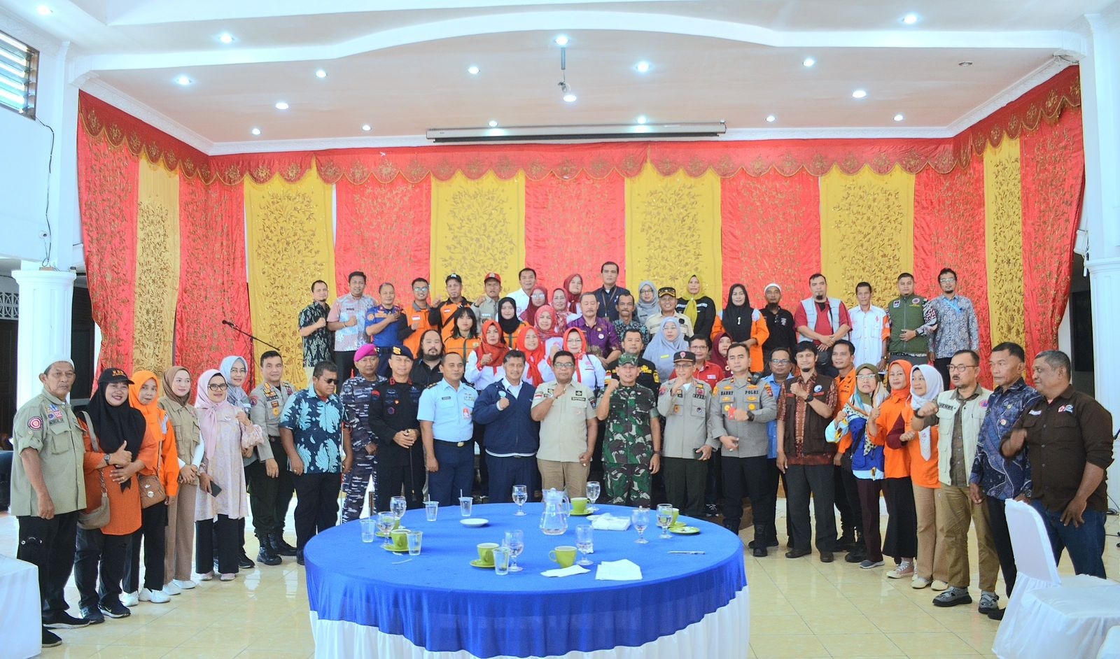Pj Sekko Padang Yosefriawan dan jajaran, stakeholder dan insan kebencanaan saat kegiatan coffee morning di Palanta Rumah Dinas Wali Kota Padang, Kamis (29/8).