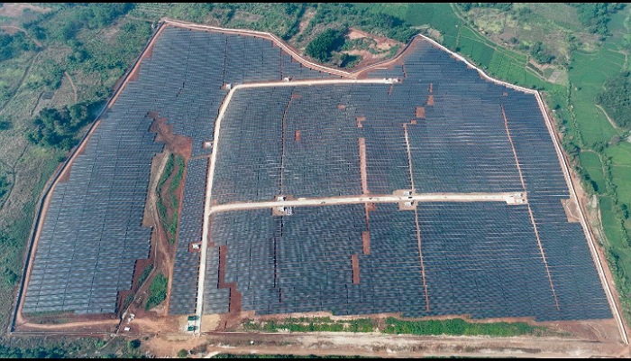 Foto aerial salah satu lokasi PLTS ground-mounted terbesar di Indonesia dengan kapasitas 100 Megawatt peak (MWp) di Kawasan Industri Kota Bukit Indah, Kabupaten Purwakarta, Jawa Barat.