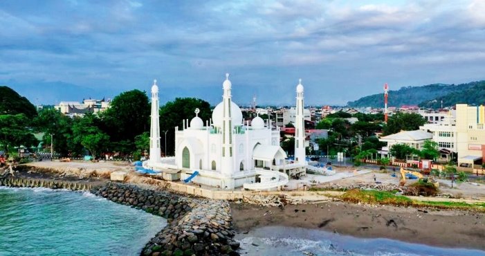 Masjid Al Hakim Kota Padang.