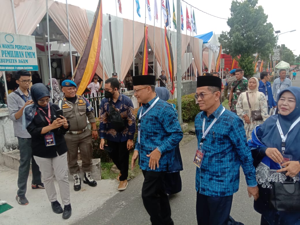 HARI KEDUA: Pasangan Irwan Fikri-Asra Faber diantar pengurus parpol pengusung tiba di Kantor KPU Agam untuk mendaftar sebagai calon Bupati dan Wakil Bupati Agam di pilkada 2024, kemarin. (PUTRA/PADEK)