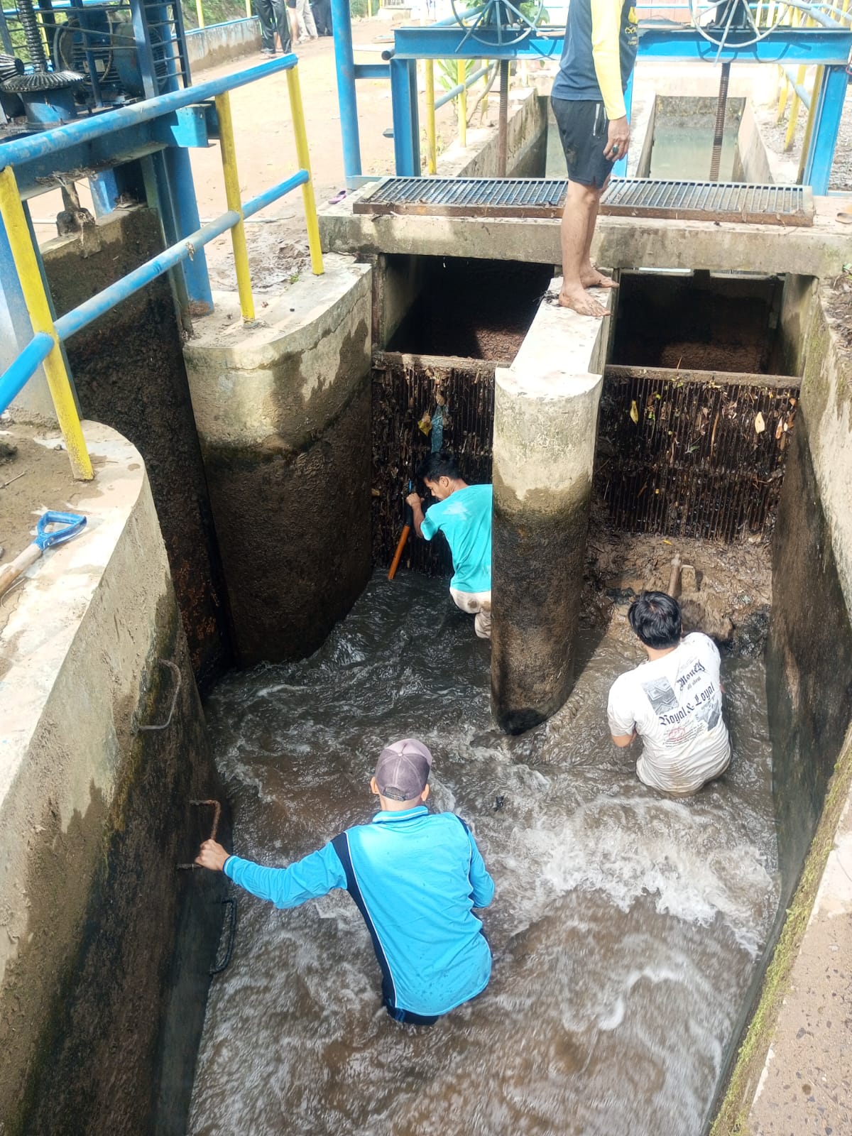 Sejumlah pekerja sedang menguras intake Lubukparaku, Kamis (29/8) untuk mengoptimalkan distribusi air ke pelanggan.