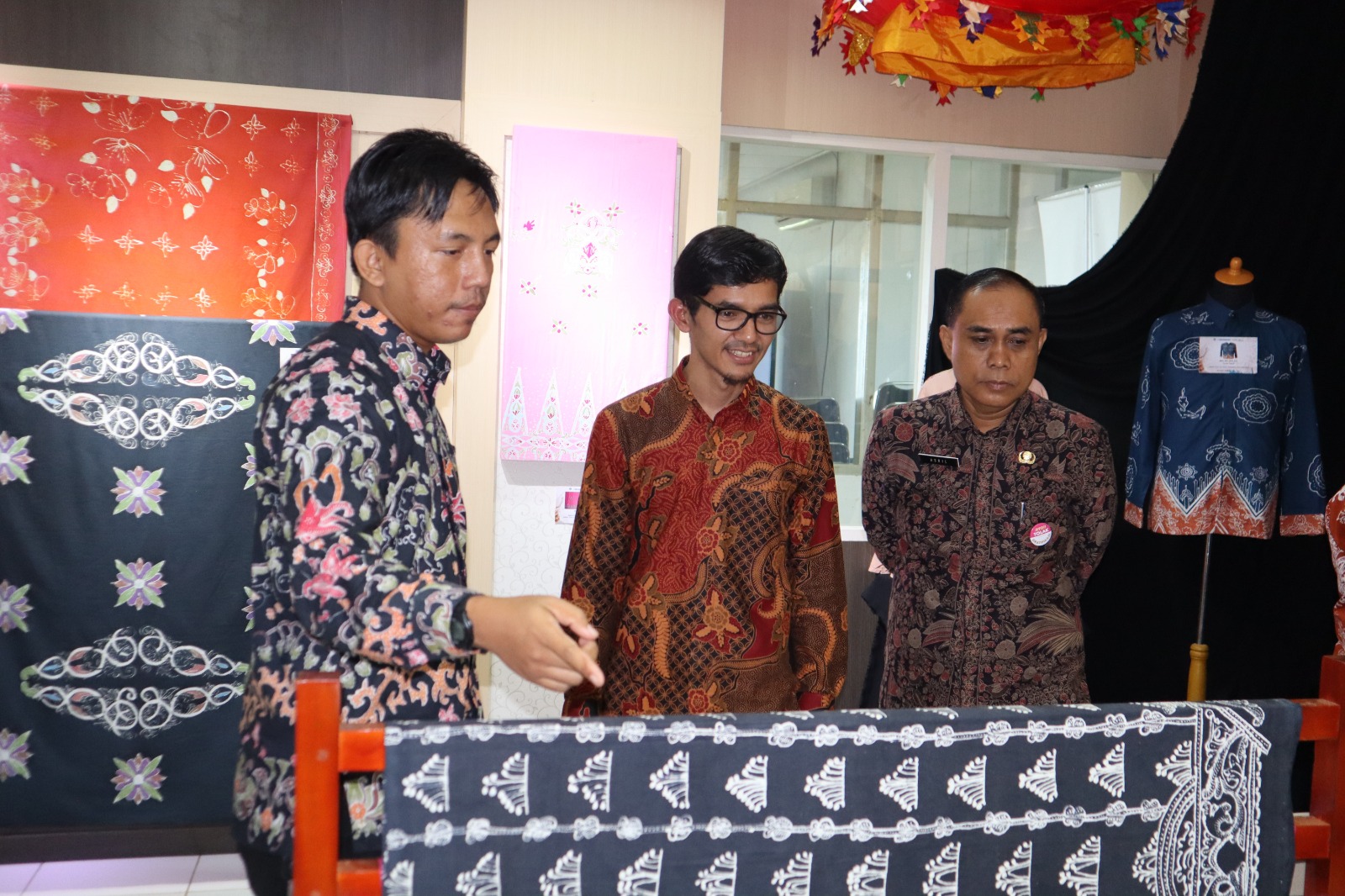 Lembaga SURI resmi membuka pameran batik dengan tema &rdquo;Batik Sunyi Motif Iluminasi Manuskrip Minangkabau&rdquo; di Minangkabau Corner, Lantai III Gedung Perpustakaan Universitas Andalas, Kamis (29/8).