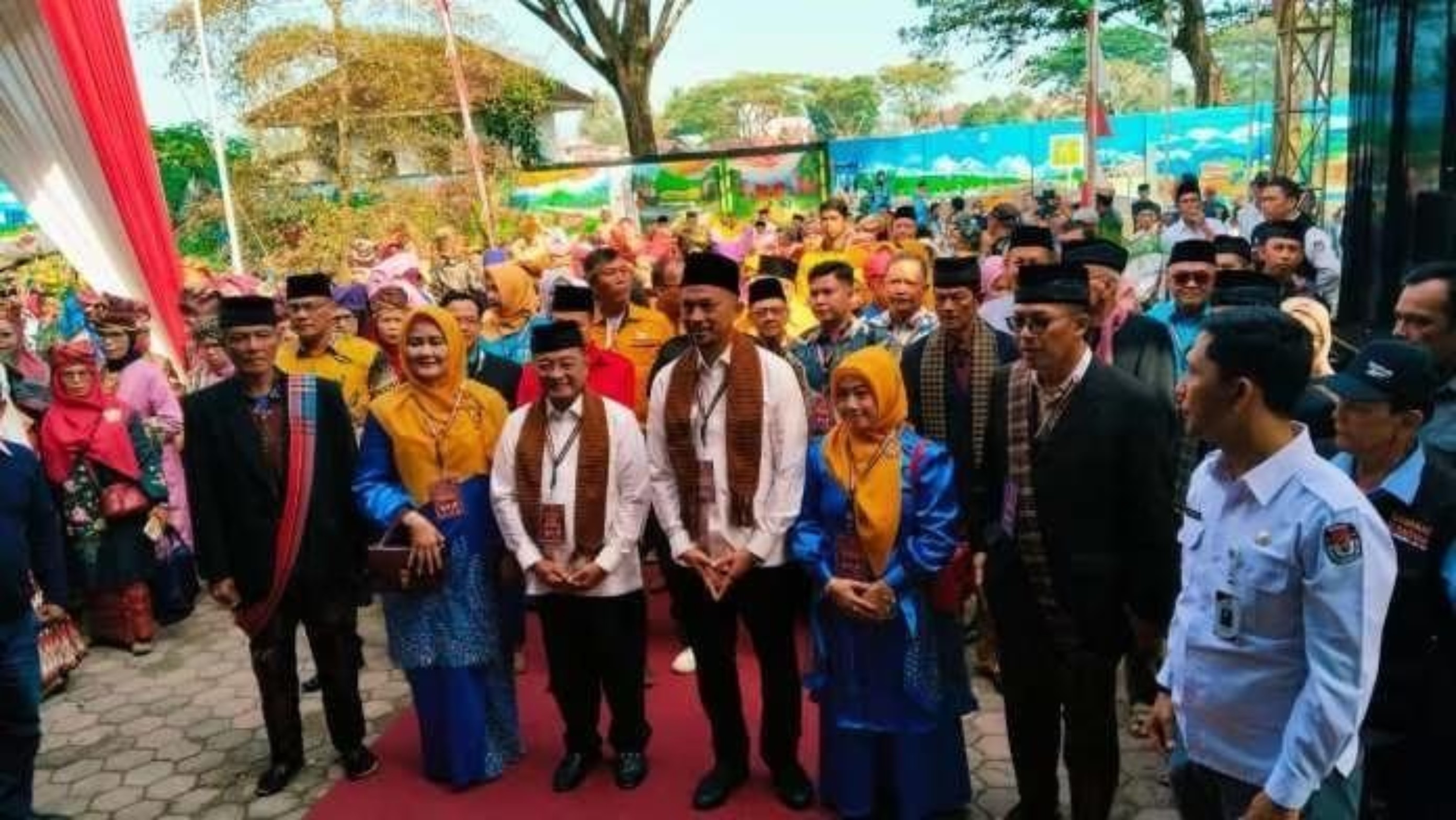 OPTIMIS: Pasangan Calon Wali Kota-Calon Wakil Wali Kota Payakumbuh Ir. H.Almaisyar Dt. Bangso Dirajo Nan Kuniang - Joni Hendri resmi mendaftar ke KPU Kota Payakumbuh, Kamis (29/8) pagi. (Dok. Pribadi)