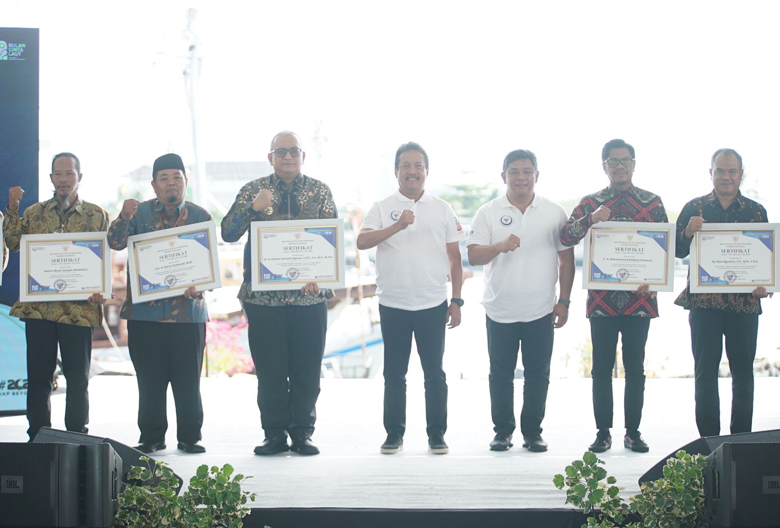 Pj Wali Kota Padang Andree Algamar menerima penghargaan dari Menteri KKP RI Sakti Wahyu Trenggono dalam acara puncak Gernas Bulan Cinta Laut di Anjungan Pantai Losari, Makassar.