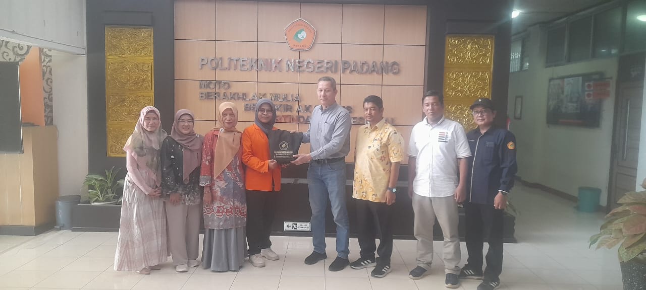 Wakil Direktur I PNP Revalin Herdianto PhD melepas mahasiswa program IISMA tahun 2024 di kampus PNP.