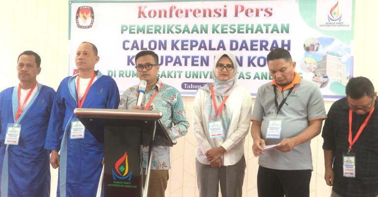 Direktur Utama RS Unand, Dr Yevri Zulfiqar (dua kanan).