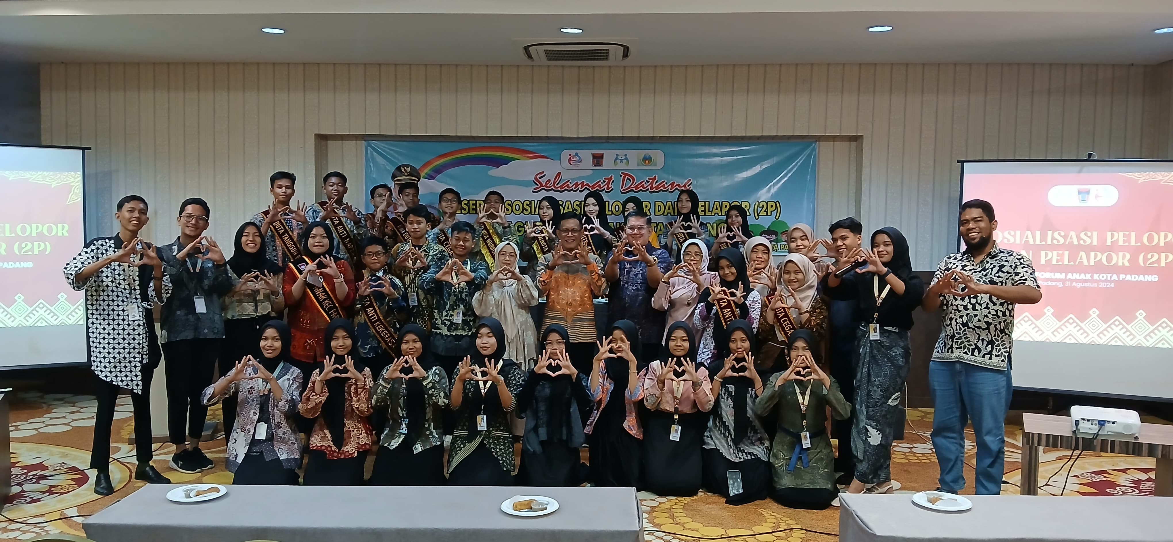 DP3AP2KB Kota Padang menggelar pelatihan pelopor dan pelapor yang diikuti anggota Forum Anak Kota Padang)&nbsp;di&nbsp;New D&rsquo;Dhave Hotel.