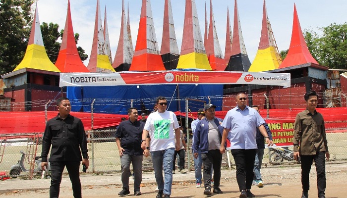 Penasehat Semen Padang FC cek progres perbaikan kandang Kabau Sirah. Minggu (25/8) lalu.