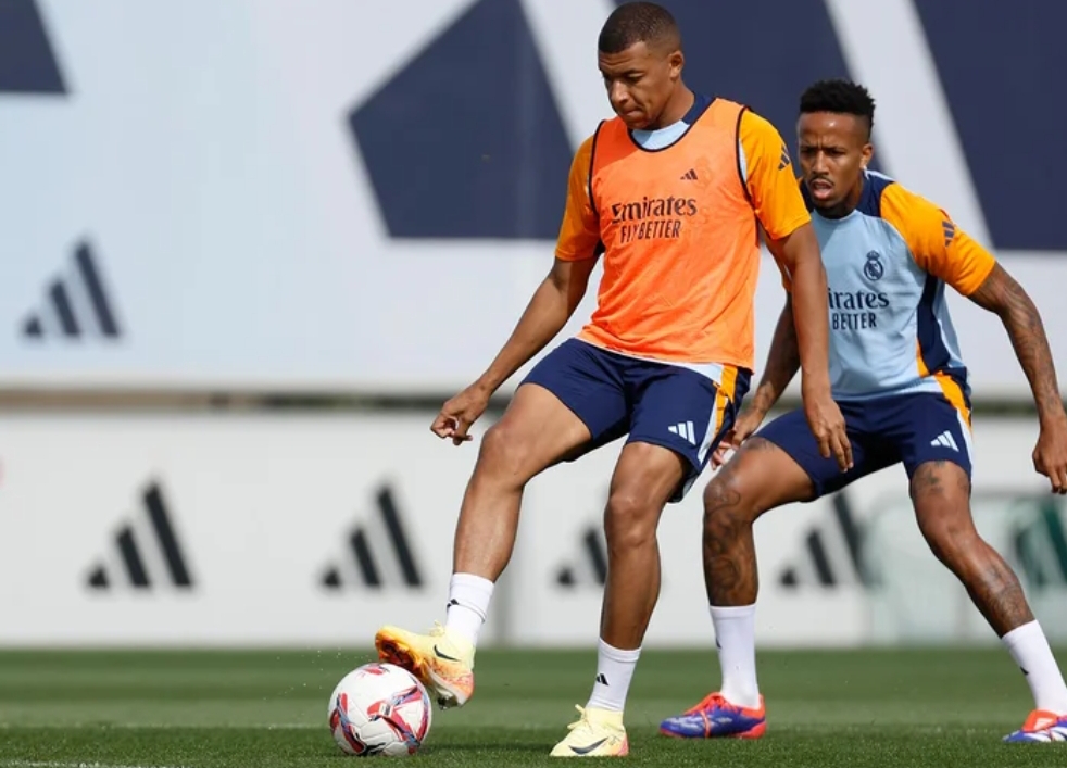 Kylian Mbappe menjalani latihan sebelum Real Madrid menghadapi Real Betis. Pemain asal Prancis ini berharap mencetak gol La Liga pertamanya setelah gagal di tiga kali laga.(Foto: realmadrid.com)